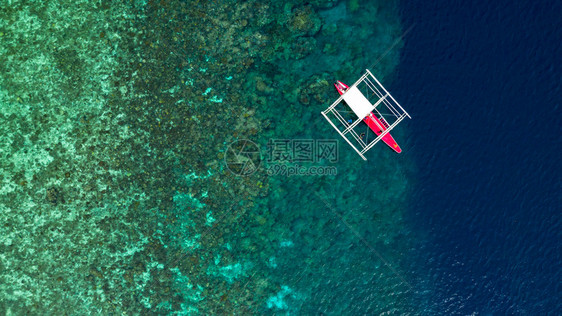 浮船从空中上向下俯冲在开阔海中游动珊瑚礁上空有清晰和松绿的水域离开热带环礁湖摩尔博阿岛奥斯陆b菲律宾宿务岛海岸冒险滩图片