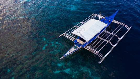 旅行菲律宾人浮船从空中上向下俯冲在开阔海中游动珊瑚礁上空有清晰和松绿的水域离开热带环礁湖摩尔博阿岛奥斯陆b菲律宾宿务岛美丽的图片