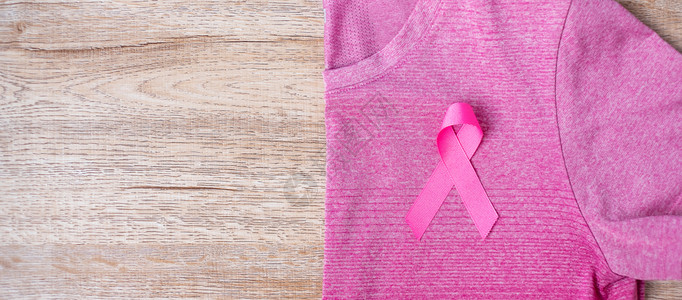 二月希望粉色的10月乳腺癌意识粉红色衬衫丝带以支持人们生活和疾病保健国际妇女节和世界癌症日概念关于乳腺癌认识月粉红色衬衫的丝带图片