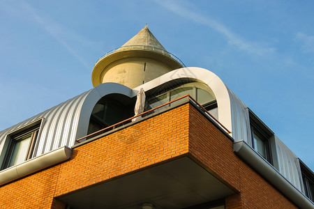 城市的荷兰Meerkerk水塔附近的现代建筑荷兰区如画图片