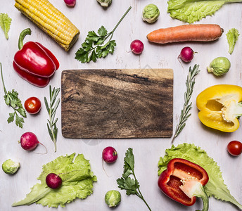 团体厨房素食主义者新鲜蔬菜西红柿辣椒BasilParsley玉米沙拉在关闭边界的木制生锈背景顶端视图上图片