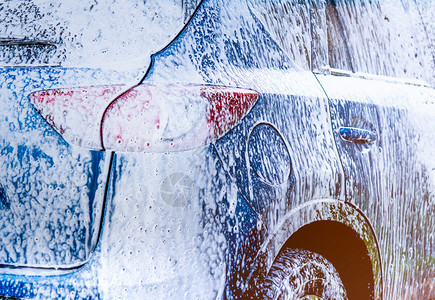 背部蓝色紧凑型SUV车带有运动和现代设计洗的蓝式SUV小型汽车用肥皂洗现代设计涤包括白色泡沫汽车护理服务业概念在玻璃蜡和涂层汽车图片