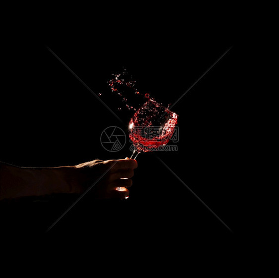 节日人的手拿着玻璃杯红酒溅出玻璃高分辨率照片人的手拿着玻璃杯红酒溅出玻璃杯高质量照片女图片