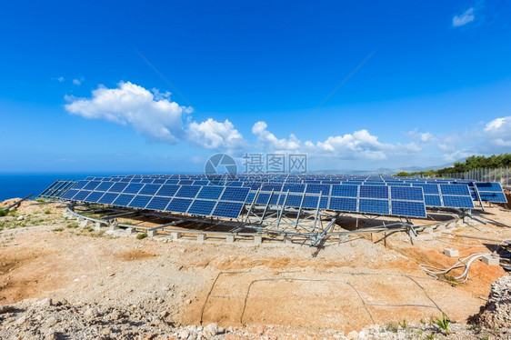 生态许多太阳能电池板的田地排成一行在蓝色海附近水泥状可转金属建造海洋晴天图片