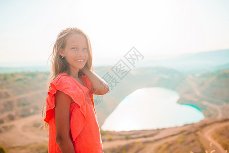 爱好美丽的女孩在湖边度假就像在克丽米亚的娅小姑娘在湖边像心脏红桃般的形湖河外部图片