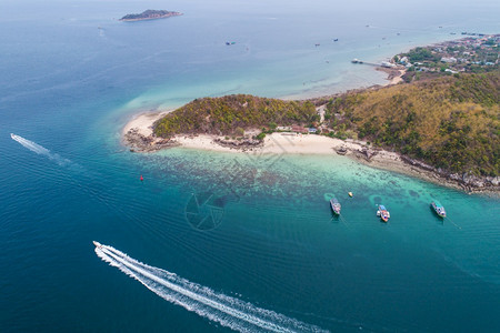 海滩岛屿夏季沙和海上旅行概念中的海洋游船在岛面上航行作为登广告旅行的岛屿公共地点蓝色的无人机图片