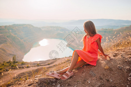 闲暇景观远足在山上度假的漂亮女孩著名的心形湖在克里米亚附近的小姑娘在湖附近白天与惊人的自然背景图片