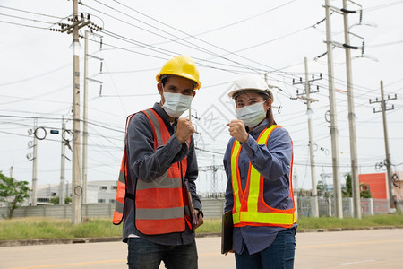 电气工程师小组视察高电压线杆安装的质量a检查高电压线杆的安装质量头盔全帽两极图片