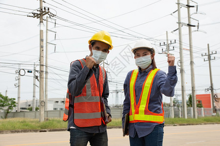 电气工程师小组视察高电压线杆安装的质量a检查高电压线杆的安装质量脸技术员塔图片