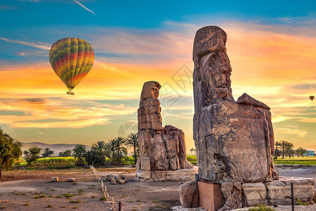 考古学日出时在卢克索的热气球和Memnon巨云埃及空气球和Corossus门农雕塑图片