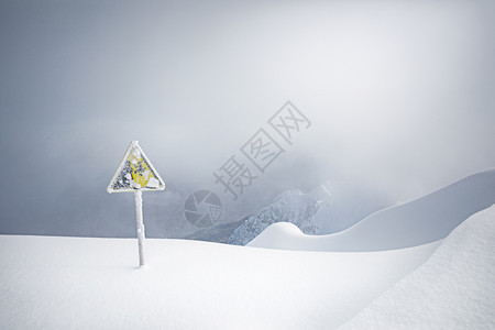 邮政景观雪坡边缘有的黄色警告标志背景是雪暴风图片