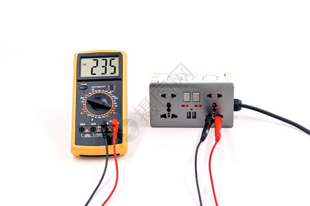 盒子技术员墙使用数字计量仪测白背景电插座箱压以测量白色背景电插座的压图片