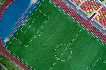 游戏裁剪开放体育场的空中最高视线二角田足球场红色铁轨跳跃跑道和motleyShirnes跑步图片