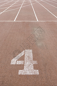 四号在赛道上一个跑户外运动和健康生活竞争的轨道细节4号在赛道上娱乐车追踪图片