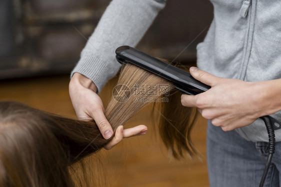 拉直头发的小女孩高分辨率照片质量专业的理发师体积图片