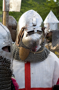装甲的戏服穿着条顿装甲骑士或步兵服装的人十四世纪末条顿装甲骑士或步兵中间图片