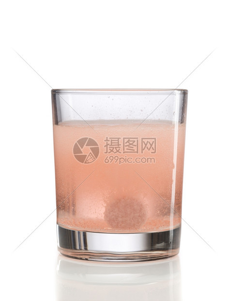在一杯水中的橙色黄月光板白的孤立剂制药易溶量图片