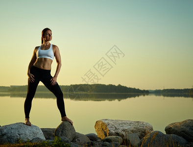 平衡自然美丽的年轻女青在清晨练瑜伽平静的海在背景上头脑图片