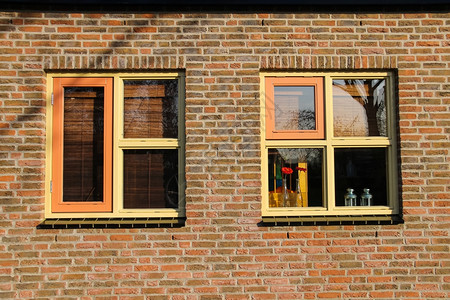 典型的传统风格荷兰式房子窗装饰花朵住宅春天图片