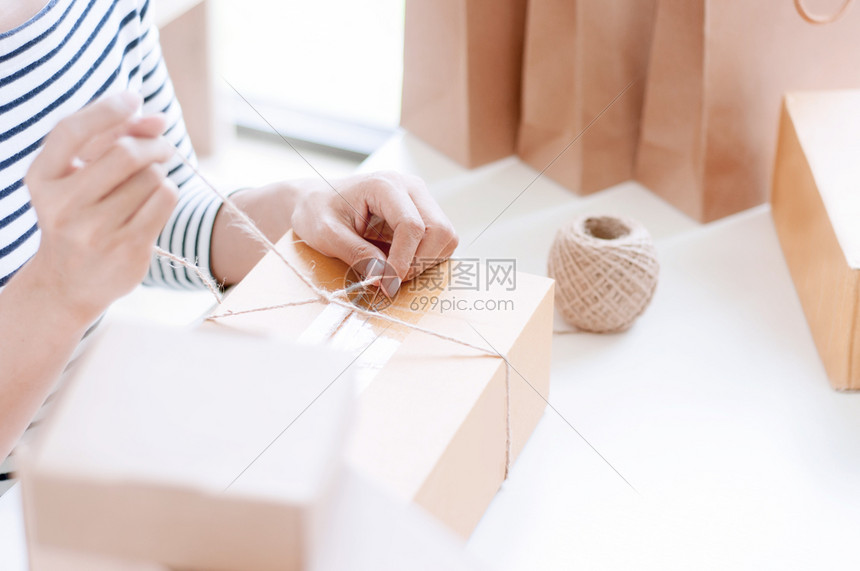 手工人用储存的箱包装工作货运纸板盒子图片