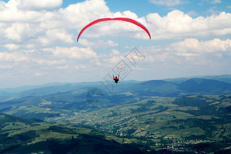 飞越喀尔巴阡山的滑翔伞水平谷森林图片