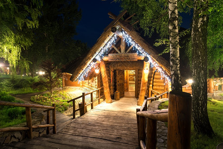 奢华木制的夜间灯笼照亮森林木屋灯笼照亮的森林木屋夜晚图片