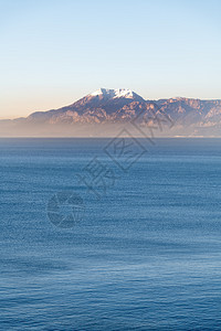 美丽的风景有雪山峰和海旅行黎明冰图片