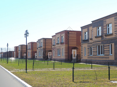 财产两层住宅楼公寓和个别车库有单独的入口由红砖黄和棕盖成的城镇房屋办公空间木头晴天图片