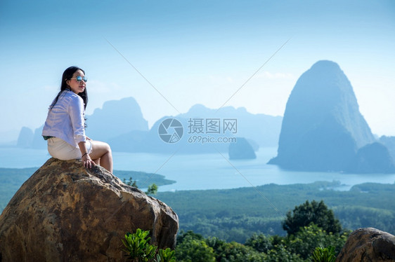 海成功坐在泰国SamedNangChee的PhangNgaBay山顶上的年轻女子图片