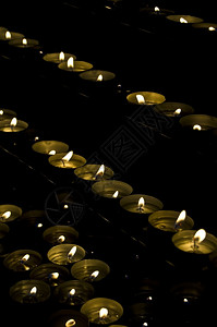 烛光黑线上有很多蜡烛黑色的图片