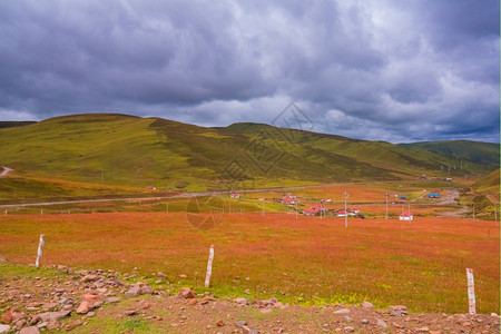 牧场景观季节成都山下各座房屋图片