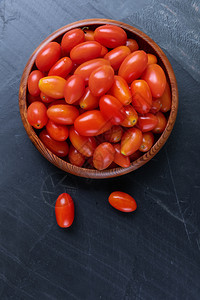烹饪营养午餐白墙背景的碗木上新鲜樱桃西红柿最佳视图图片