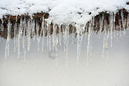 冰柱从雪花屋顶上挂下来透明圣诞节十二月图片