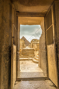 入口雕刻历史埃及开罗金字塔和的门楼梯图片