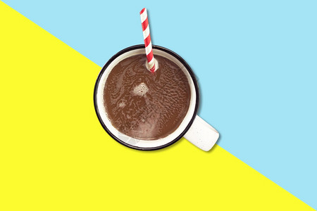 白蛋奶杯上热巧克力牛奶配有彩色棍棒卷美味的黑暗糖图片