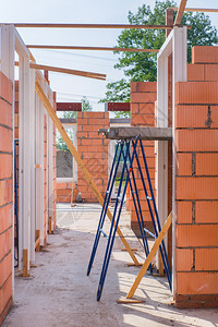 手工业新建房屋走廊有墙壁和木板框架条图片