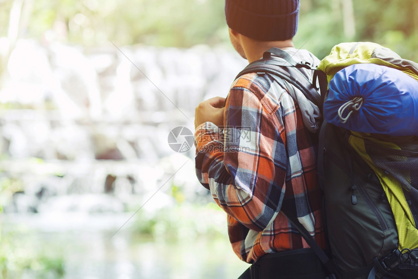 野营旅行游男子背包图片