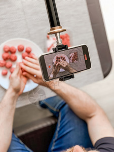 博主人手制作肉丸在智能手机上录制原始薄膜片视频生命风格与天然轻便烹饪的自制跳槽影响者串流博客概念连结碎肉生的图片