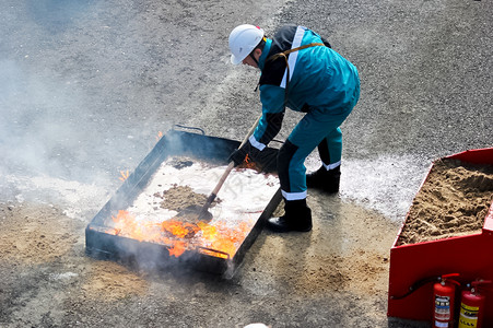 用沙子扑灭沟槽中的火灾初级媒体灭火工作用沙子灭火墙材料外部背景