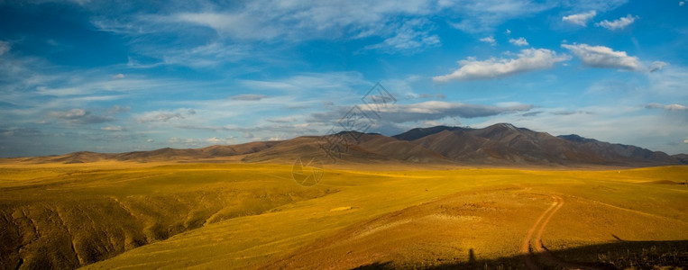 秋天的阿尔泰山和丘陵全景照片图片