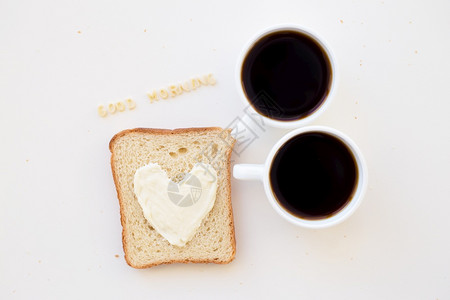 健康早餐三明治加奶酪早安标志和两个咖啡杯早餐三明治加奶酪早安标志和两个咖啡杯金的质地图片