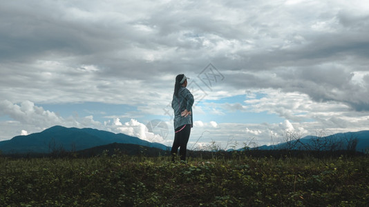 快乐的运动妇女休息和看一在大自然运动后早晨锻炼中出现的风景健康生活方式概念自由有氧运动存在图片