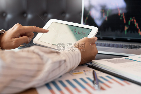 收入货币经纪人或贸易商的经工作人在股票市场的多台计算机屏幕上考虑前头ex投资交易金融图表数据分析的职业图片