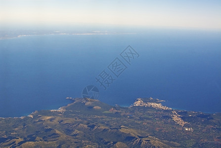 山岩石在西班牙东部马洛卡一个阳光明媚的下午海风景在阳光晴的下午海岸风景在天气晴朗的晚上旅行图片