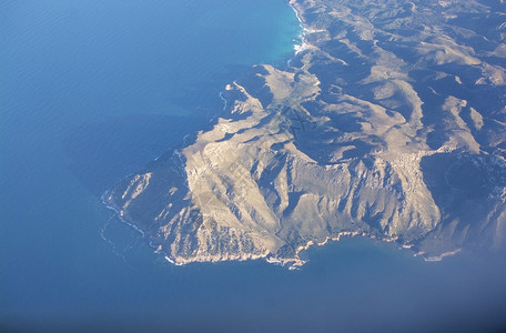 岩石海滩多于在西班牙东部马洛卡一个阳光明媚的下午海风景在阳光晴的下午海岸风景在天气晴朗的晚上图片