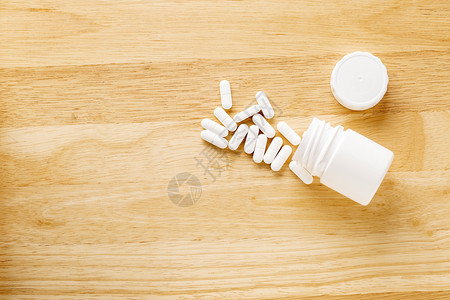 桌面上的白色药品图片