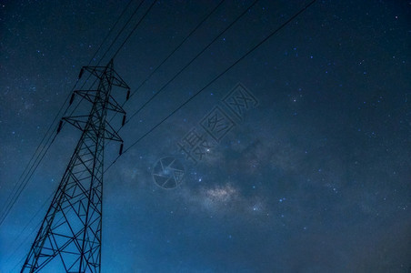 繁星点电的接触银形在天空上用高电压柱的银形图示夜间高电压柱以长速度于月亮下背景图片