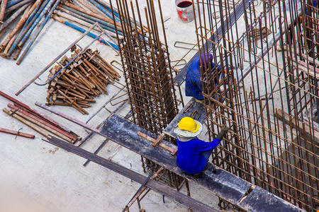 危险材料建筑工人在区工地造大钢条加固栏上制造大型钢棒的建筑工人安装图片