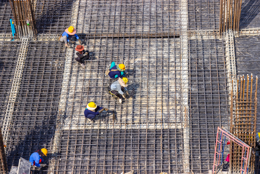 准确电缆建筑工人在区工地造大钢条加固栏上制造大型钢棒的建筑工人地点图片