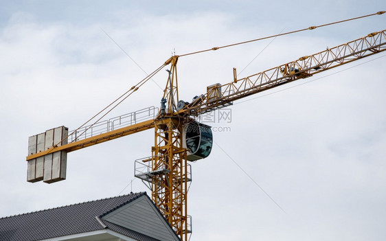 脚手架正面高塔起重机在城区附近建筑工地的大楼上作前视线与复制空间相连接云图片